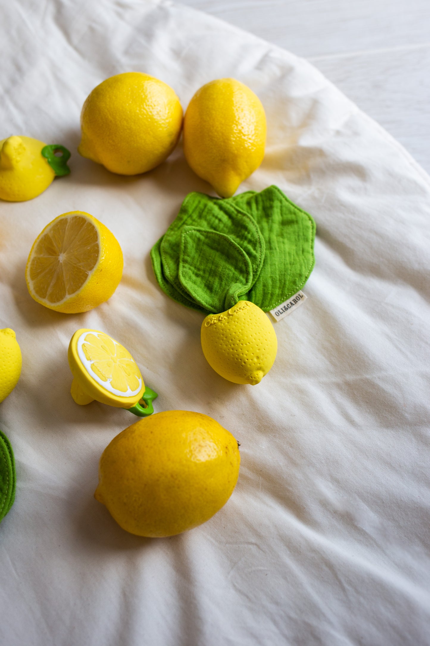 Oli & Carol | 2-in-1 John Lemon