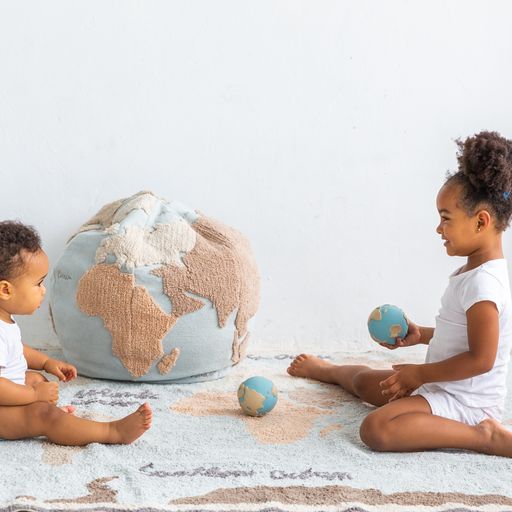 Oli & Carol | Earthy the World Ball